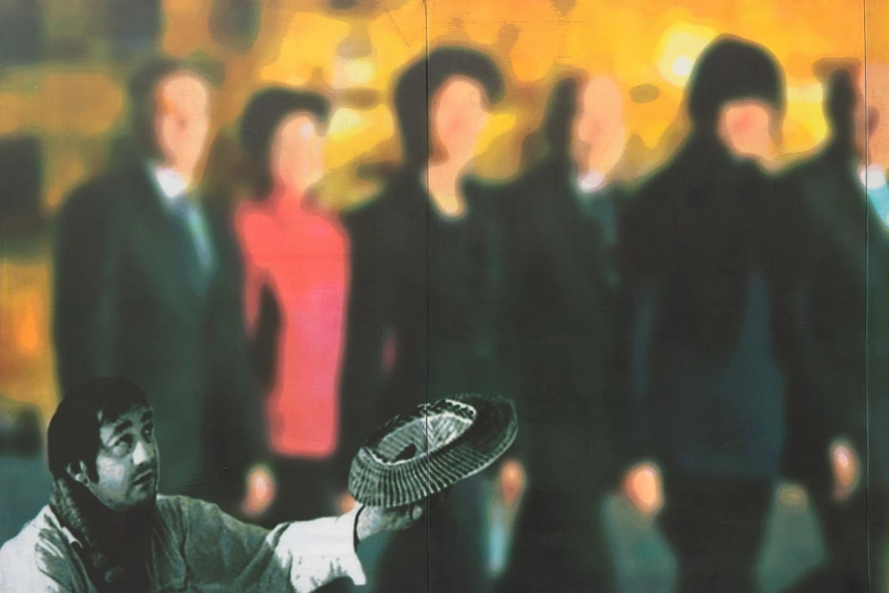 Grafisches Kunstwerk mit Gruppe von Menschen in formeller Kleidung vor einem gelb-orange unscharfen Hintergrund, im Vordergrund eine sitzende Person in Graut&ouml;nen, die sich von der Gruppe abhebt.