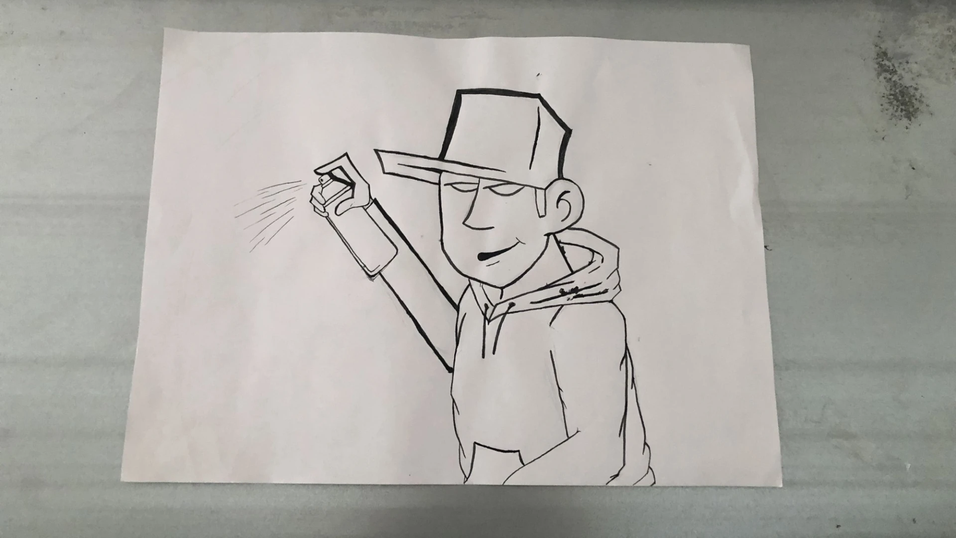 Das Kunstwerk zeigt eine Schwarz-Wei&szlig; Zeichnung eines Sprayers.