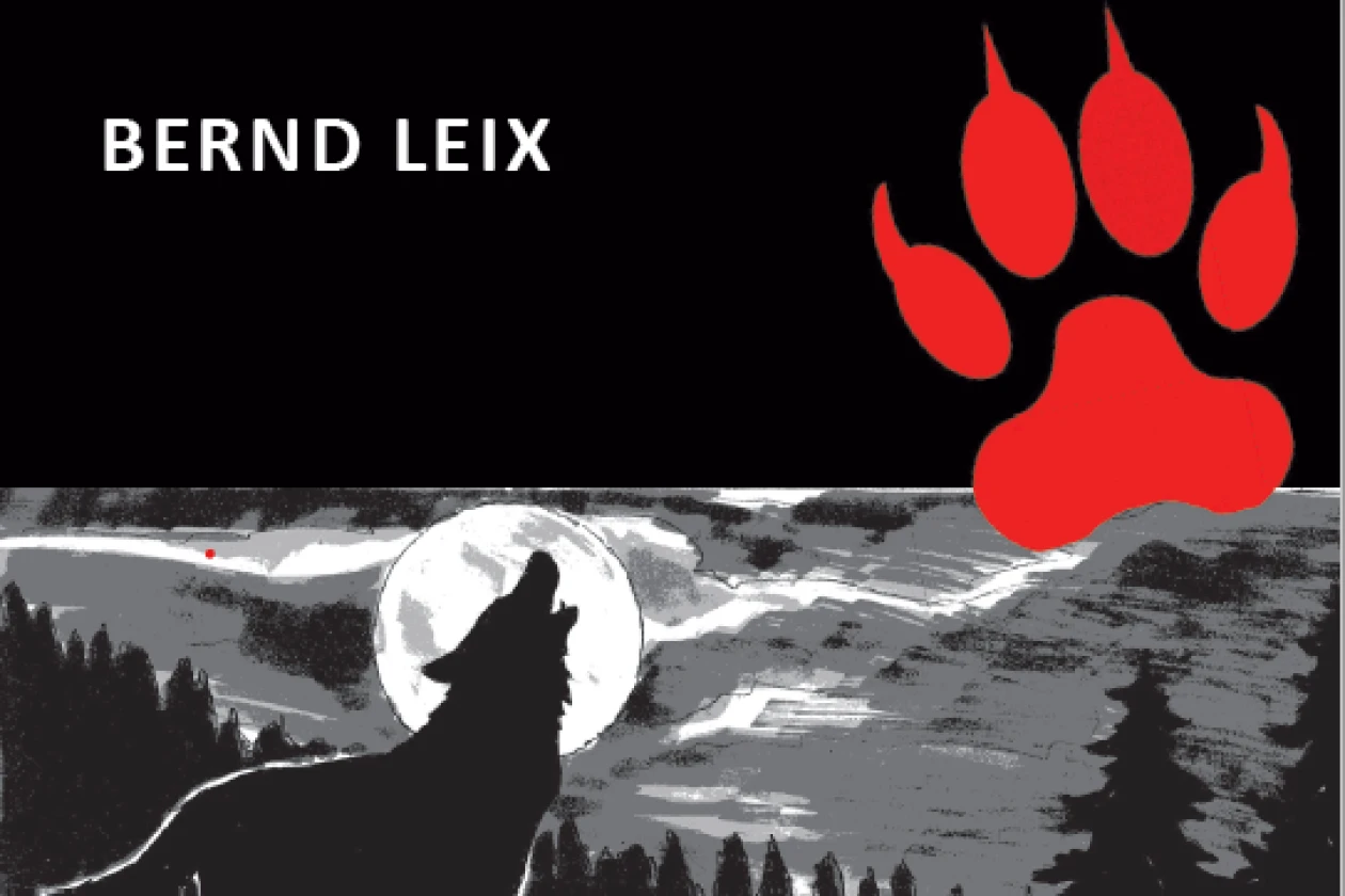 Buchcover von "Silberwolf" von Bernd Leix, einem Schwarzwald-Krimi mit einem heulenden Wolf vor Vollmond und Tannenwald, gekennzeichnet durch eine rote Pfotensilhouette und das Logo der Schwarzwald-Marie.