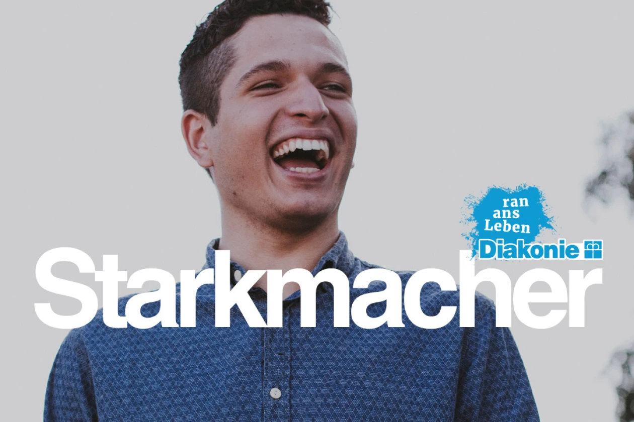 Werbeplakat mit einem jungen Mann in blauem Pullover, der herzlich in die Kamera lacht und f&uuml;r FSJ, Praktikum und duales Studium bei der Diakonie Rems-Murr-Kreis mit dem Slogan "Starkmacher" wirbt.