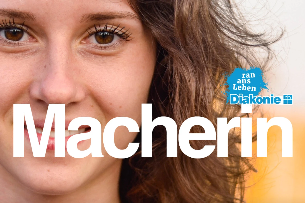 Werbeplakat f&uuml;r Diakonie mit dem Wort "Macherin" und einem Portr&auml;t einer jungen Frau mit braunen lockigen Haaren. Das Plakat wirbt f&uuml;r FSJ, Praktikum und duales Studium bei der Diakonie im Rems-Murr-Kreis.