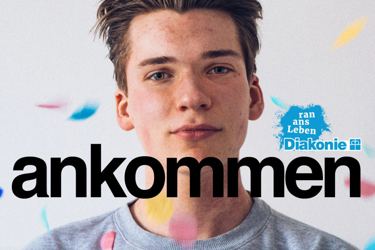 Werbeplakat mit jungem Mann in grauem Pullover vor einem bunten Hintergrund mit dem Wort "ankommen" und Logo der Diakonie. Werbeplakat f&uuml;r FSJ, Praktikum, Ausbildung und duales Studium bei der Diakonie im Rems-Murr-Kreis.