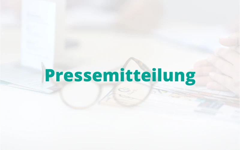 Brille auf einem Tisch mit dem Text "Pressemitteilung" &uuml;berlagert