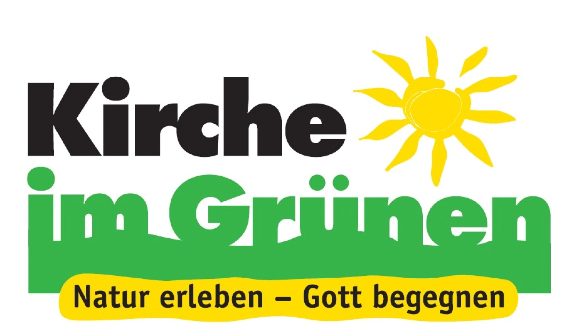Logo von "Kirche im Gr&uuml;nen" mit Schriftzug in Schwarz und Gr&uuml;n und einer gelben Sonne, darunter der Slogan "Natur erleben - Gott begegnen" in Gelb und Schwarz.