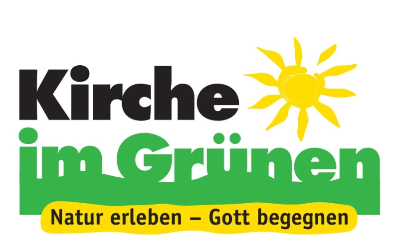Logo von "Kirche im Gr&uuml;nen" mit Schriftzug in Schwarz und Gr&uuml;n und einer gelben Sonne, darunter der Slogan "Natur erleben - Gott begegnen" in Gelb und Schwarz.
