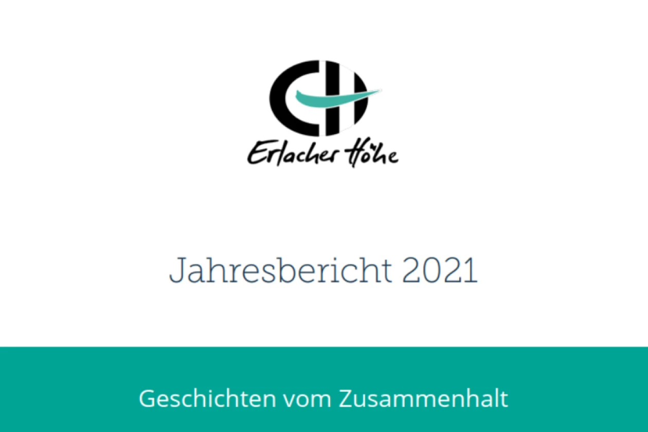 Titelseite des Jahresberichts 2021 von der Erlacher H&ouml;he mit dem Untertitel "Geschichten vom Zusammenhalt" und dem Logo in schwarz und t&uuml;rkis auf wei&szlig;em und t&uuml;rkisfarbenem Hintergrund.