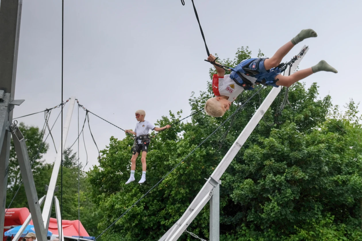 Zwei Kinder springen auf einem Bungee-Trampolin