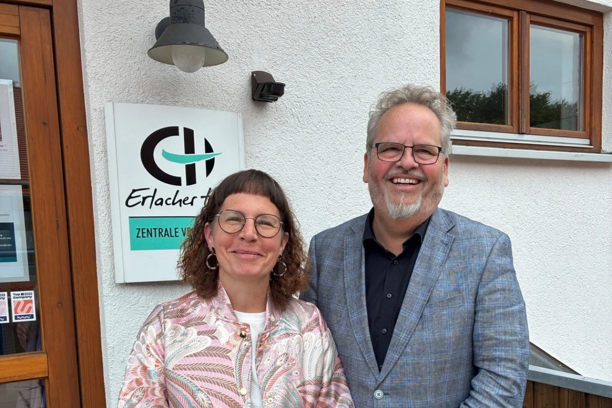 Zwei Personen stehen vor dem Eingang des Erlacher H&ouml;he Standorts in Gro&szlig;erlach-Erlach