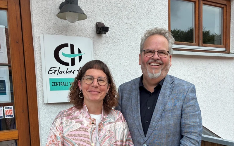 Zwei Personen stehen vor dem Eingang des Erlacher H&ouml;he Standorts in Gro&szlig;erlach-Erlach