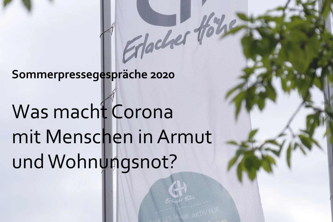 Plakat mit einer wei&szlig;en Fahne der Erlacher H&ouml;he im Hintergrund. Einladung zu den Sommerpressegespr&auml;chen 2020 mit dem Thema "Was macht Corona mit Menschen in Armut und Wohnungsnot?"