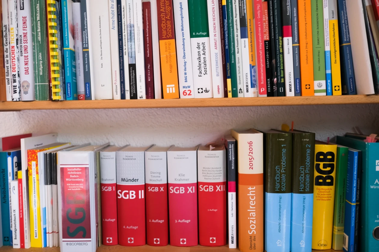 Ein B&uuml;cherregal mit Sozialgesetzb&uuml;chern.