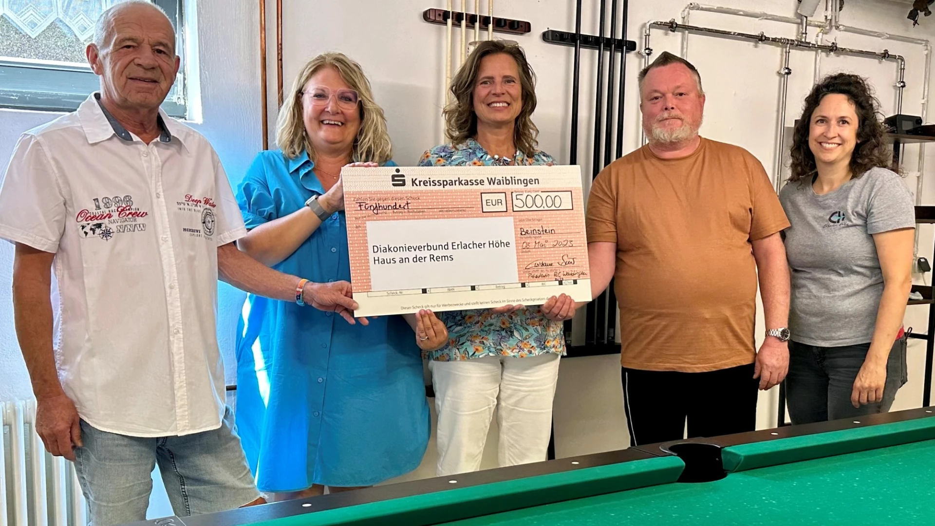 F&uuml;nf Personen stehen hinter einem Billardtisch. Ein Spendenscheck von der Kreissparkasse Waiblingen &uuml;ber 50.000 &euro; wird &uuml;bergeben.