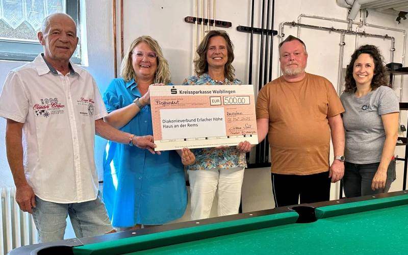 F&uuml;nf Personen stehen hinter einem Billardtisch. Ein Spendenscheck von der Kreissparkasse Waiblingen &uuml;ber 50.000 &euro; wird &uuml;bergeben.