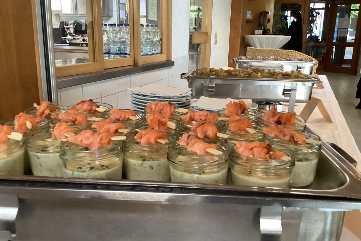 Buffett mit verschiedenen Speisen.