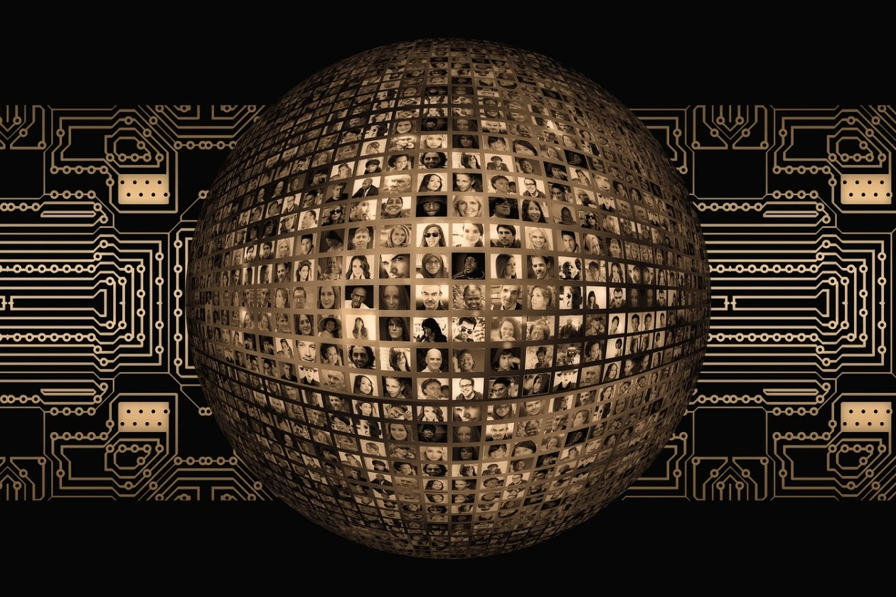 Ein futuristisches Kunstwerk in dunklen Farben. Ein Streifen &auml;hnlich einem Schaltplan ist zu sehen, davor eine dreidimensionale Kugel mit Portr&auml;tfotos.