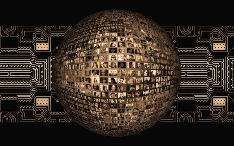 Ein futuristisches Kunstwerk in dunklen Farben. Ein Streifen &auml;hnlich einem Schaltplan ist zu sehen, davor eine dreidimensionale Kugel mit Portr&auml;tfotos.