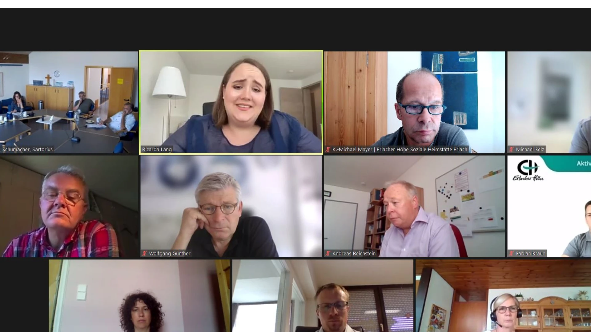 Galerieansicht einer Videokonferenz mit verschiedenen Personen.