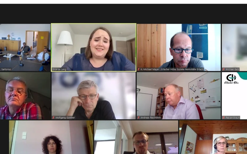 Galerieansicht einer Videokonferenz mit verschiedenen Personen.