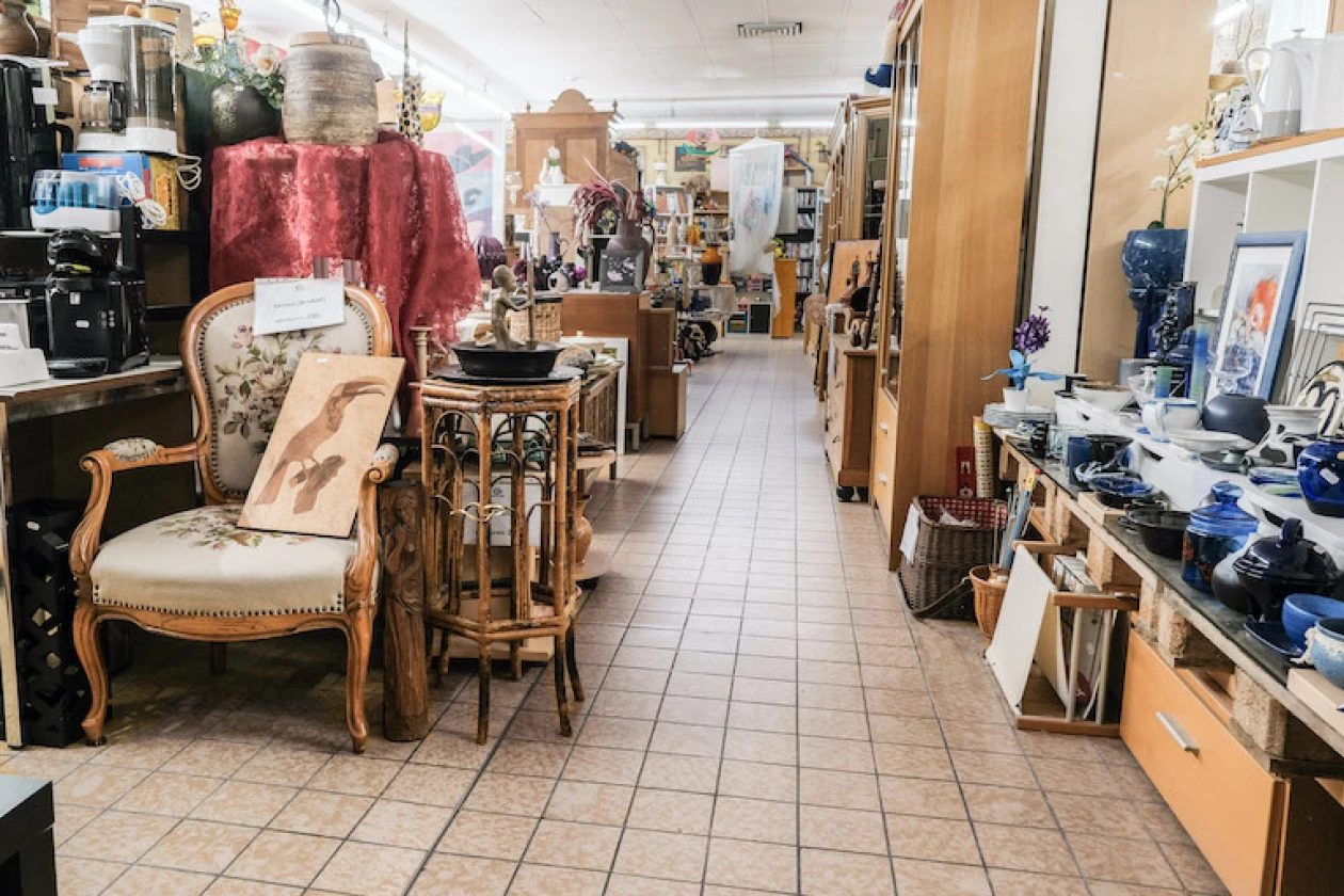 Zu sehen ist ein Secondhandladen voller Gebrauchtm&ouml;bel und Dekoartikel.