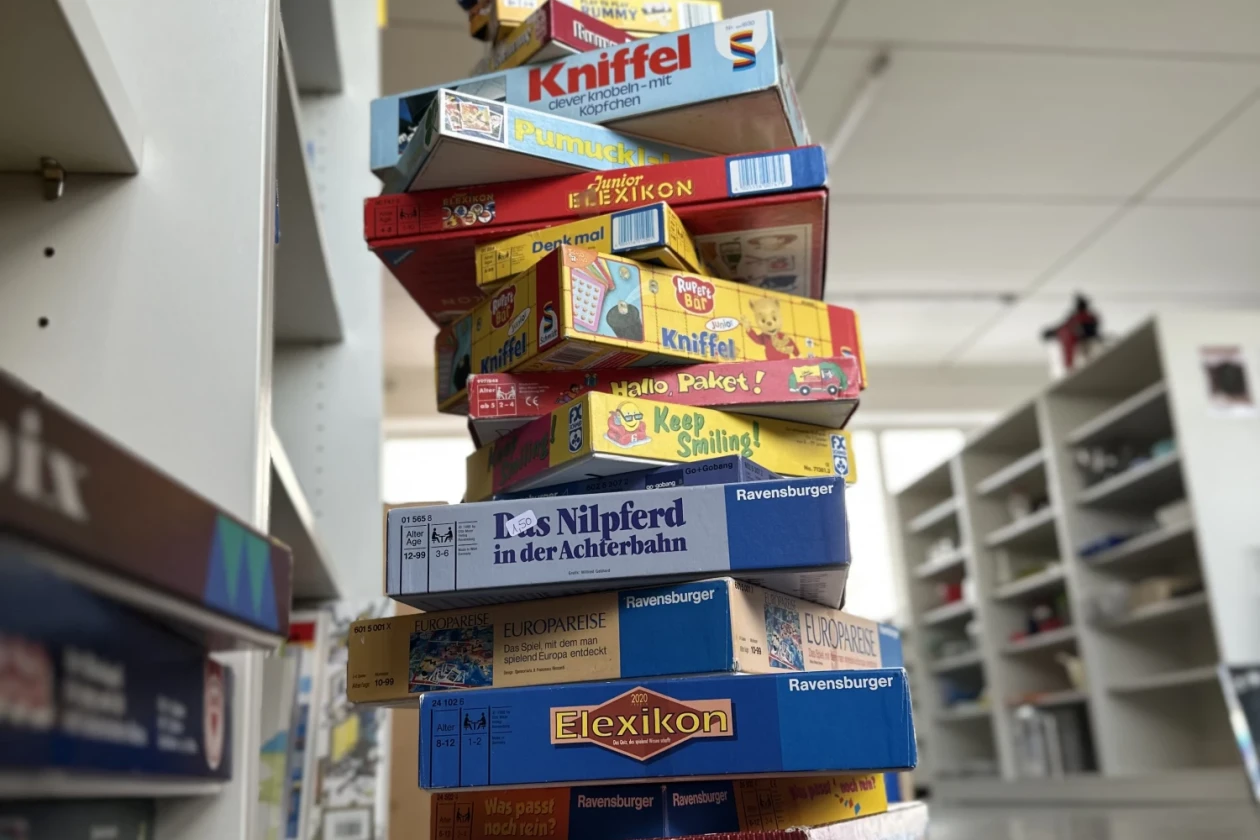 Ein ganz gro&szlig;er Stapel mit verschiedenen Gesellschaftsspielen f&uuml;r Erwachsene und Kinder.