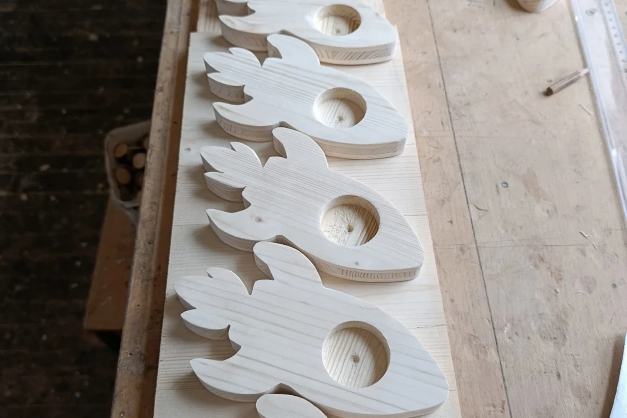 Raketen f&uuml;r einen Astronautenkindergeburtstag wurden in der Werkstatt hergestellt, in der Mitte kann man ein Teelicht reinstellen.