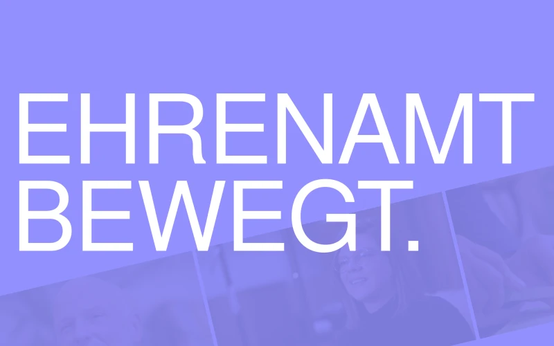 Wei&szlig;e Schrift auf blauem Hintergrund mit dem Slogan "EHRENAMT BEWEGT." in gro&szlig;en, klaren Buchstaben.